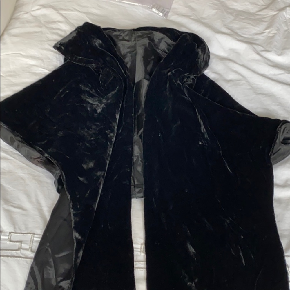 Black velvet-like small shawl